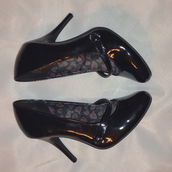 𝅺American Eagle Black Closed Toe High Heels - Picture 4 of 8